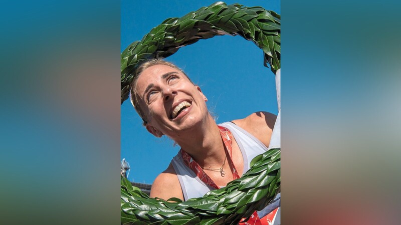 Ein Gesicht voller Schmerzen und Glück: Nach einem harten Zweikampf mit der Heilbronnerin Isabel Leibfried läuft Corinna Harrer in München als Erste durchs Ziel im Olympiastadion.