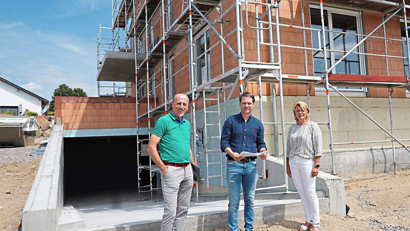 Ernst-Matthias Aumer (Mitte) zeigte Elisabeth Kerscher und Klaus Eschbach das im Bau befindliche Mehrfamilienhaus, in dem sozial geförderter Wohnraum entsteht.
