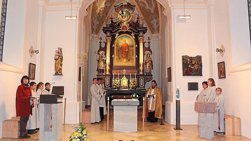 Der neugestaltete liturgische Raum: Taufbecken, Altar und Ambo.