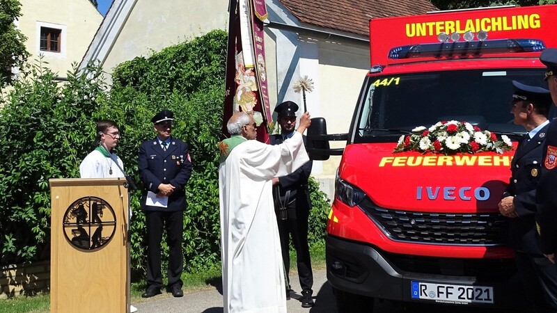 Pfarrer Joseph Vattathara segnete das neue Tragkraftspritzenfahrzeug der Feuerwehr Unterlaichling.
