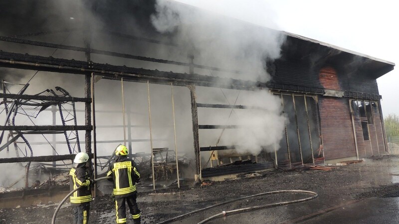 Am Freitagmorgen war die Bauhofhalle in Niederwinkling vollkommen ausgebrannt.