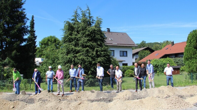 Mit dem Spatenstich wurde der Baubeginn für die Anbindung des Stadtteils Mietraching ans Erdgasnetz symbolisch aufgenommen.
