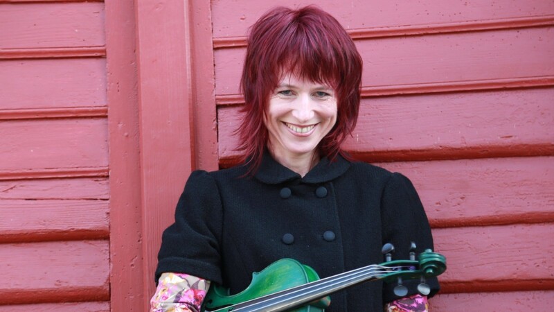 Am 10. Februar kommt die Hengersbergerin Monika Drasch in die Stadthalle Viechtach. Ihr Markenzeichen ist die grüne Geige.
