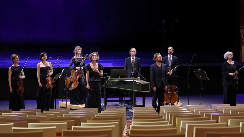 Julian Pregardien (3. von links) und die Musiker des Staatsorchesters auf dem coronabedingt erweiterten Orchestergraben.