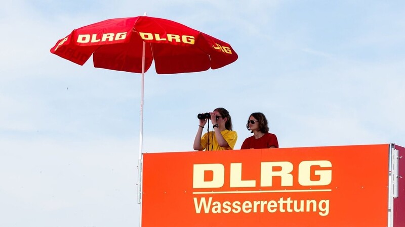 Zwei DLRG-Rettungsschwimmerinnen beobachten von ihrem Hochsitz aus das Treiben.