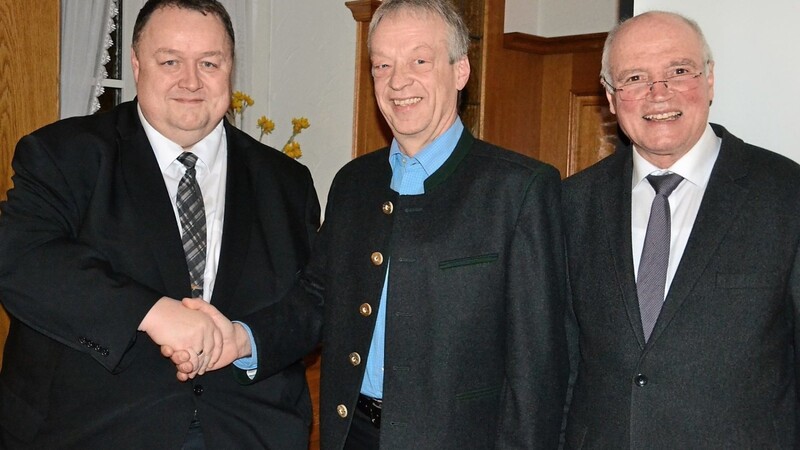SLU-Kreisvorsitzender Thomas Zachmayer (links) und Kreistagsfraktionschef Josef Reiser (rechts) wünschten Wolfgang Kreitczick viel Glück bei seiner Kandidatur zum Landrat.