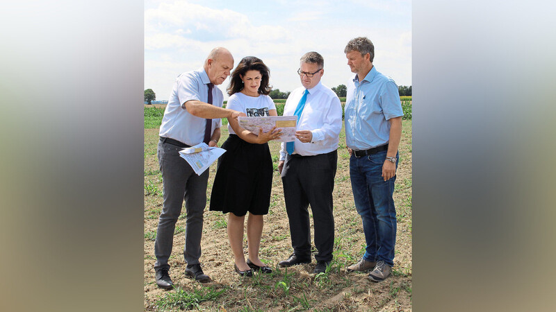 Wasserzweckverbandsvorsitzender Karl Wellenhofer (links) und Werkleiter Ludwig Sigl (rechts) übergaben zusammen mit MdL Josef Zellmeier einen Antrag an die Staatsregierung an Landwirtschaftsministerin Michaela Kaniber.