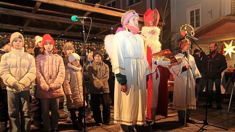 Die Trachtler-Kinder stimmten auf den Besuch des Nikolaus musikalisch ein.