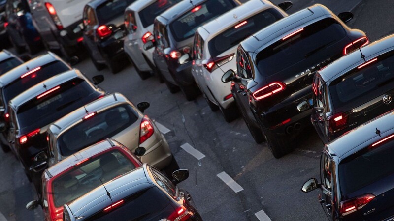 Autos stehen im Stau. Die EU-Kommission strebt ein Verbot neuer Verbrenner ab 2035 an.