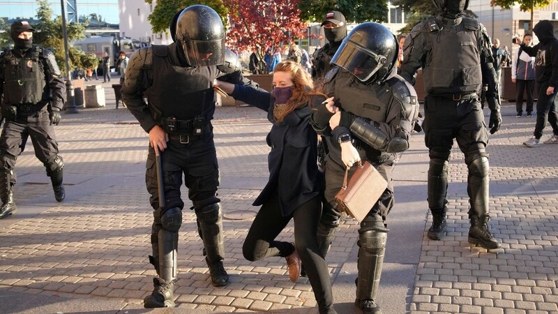 Russische Polizisten halten eine Demonstrantin fest während eines Protestes gegen die russische Teilmobilisierung in St. Petersburg.