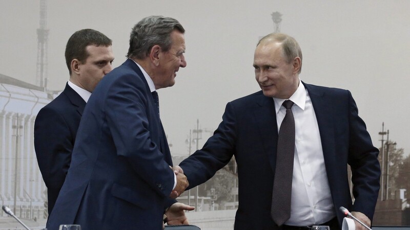 2016, ein Bild aus besseren Zeiten: Russlands Präsident Putin im Handshake mit dem Ex-Kanzler und Gas-Lobbyisten Gerhard Schröder.