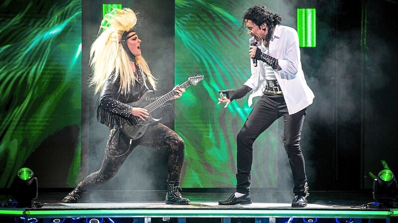 Andre Santisi singt und spielt Michael Jackson, hier begleitet von der Gitarristin Steffi Bär