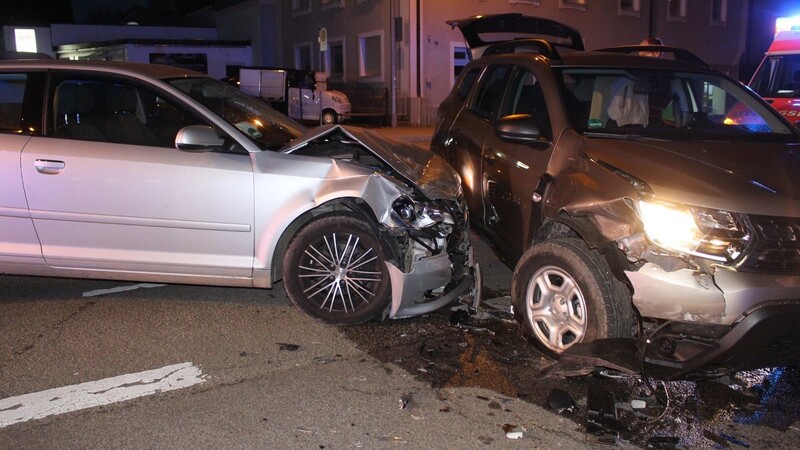 Unfall am späten Samstagnachmittag in der Heerstraße in Straubing. An beiden Autos entstand wirtschaftlicher Totalschaden.