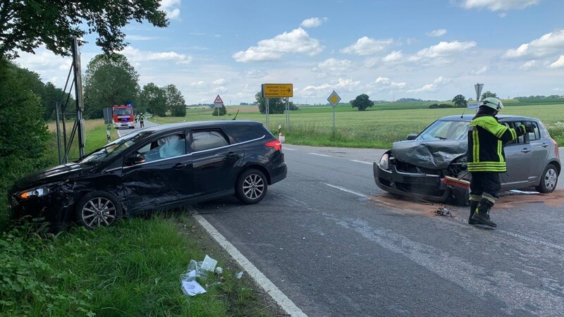Bei Moosburg sind am Sonntagnachmittag zwei Autos zusammengestoßen. Ein 19-Jähriger wurde dabei schwer verletzt.