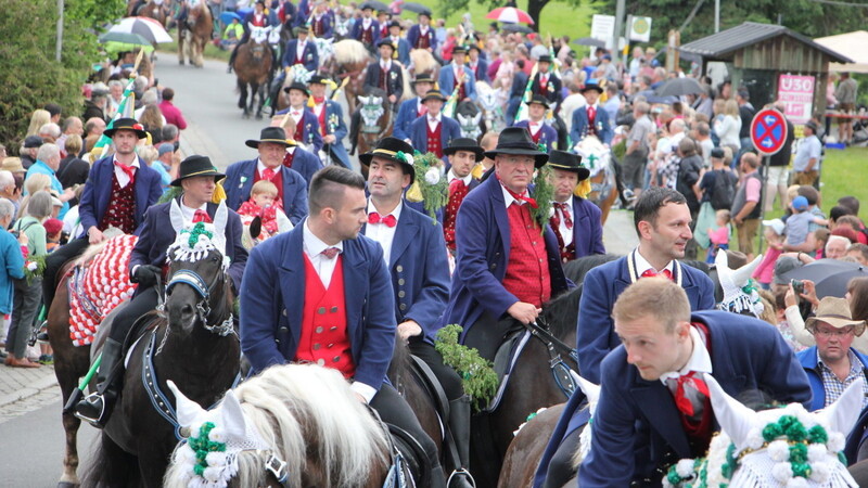 Bis zu 800 Männer sitzen jährlich beim Pfingstritt in Bad Kötzting auf dem Pferd und reiten hinaus durchs Zellertal nach Steinbühl.