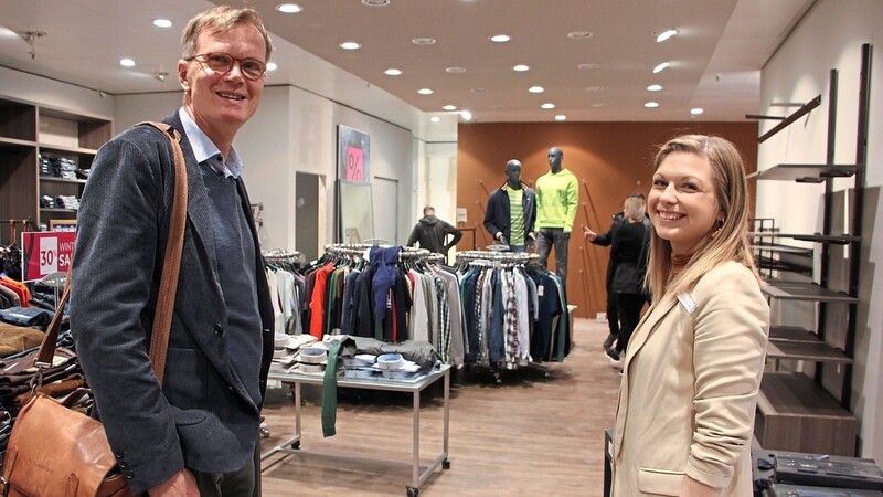 Vor gut einem Jahr hat Frey das Modehaus Wanninger übernommen. Nun ziehen Helmut Hagner (Frey Unternehmensleitung) und Julia Laußer (Hausleitung Bad Kötzting) positive Bilanz.