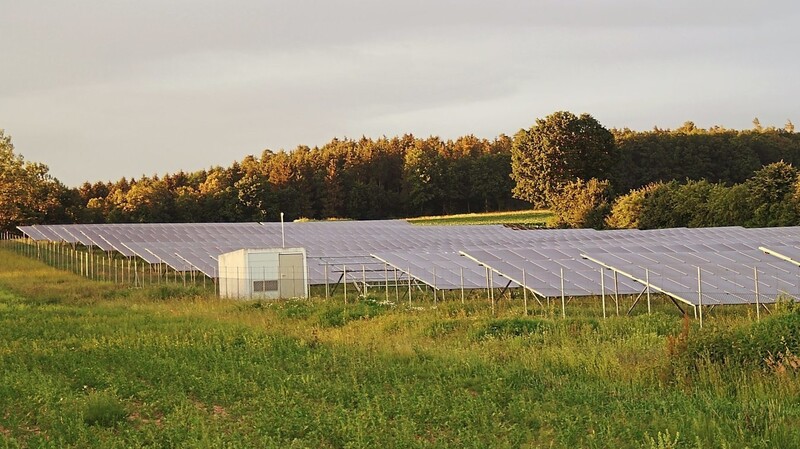 Der künftige Umgang mit Anträgen auf Photovoltaik-Freiflächenanlagen auf landwirtschaftlichen Flächen wie hier in Reichstorf wird im Marktrat wohl noch das eine oder andere Mal auf der Tagesordnung stehen.