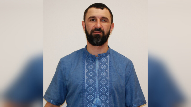 Nizar Abu Samra (34) trägt eine traditionelle ukrainische Wyschywanka (Stickerei) an seinem Hemd, als Zeichen des Glaubens an de