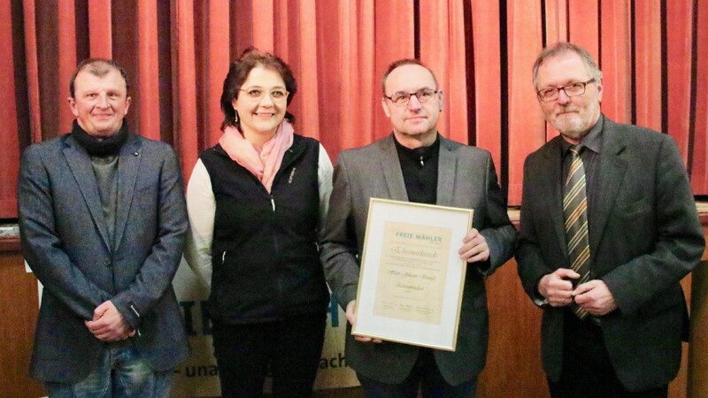 Eine kleine Urkunde für großes kommunalpolitisches Engagement: Hans Kraus, das neue Ehrenmitglied Johann Stangl, Emmi Kollross und Manfred Daiminger (von rechts).