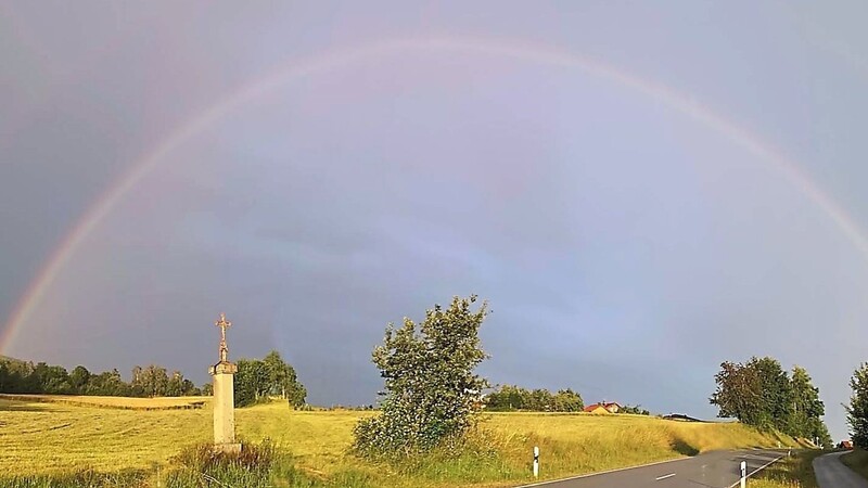 An der Hauptstraße und am Radweg nach Bernried gelingt es mit ein bisschen Glück bei Regenwetter und Sonnenschein das Kreuz, mit Blick auf Medernberg, mit einem Regenbogen einzufangen.
