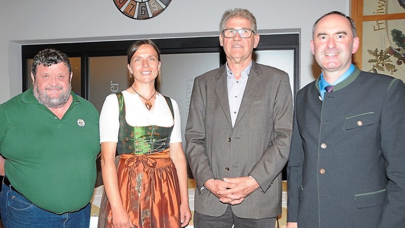 Der altbewährte Vorstand der Waldbauernvereinigung Landau mit Franz Limbrunner (v.l.), Susanne Fischer und Eduard Eder. Zur Wiederwahl gratulierte der stellvertretende Ministerpräsident Hubert Aiwanger.