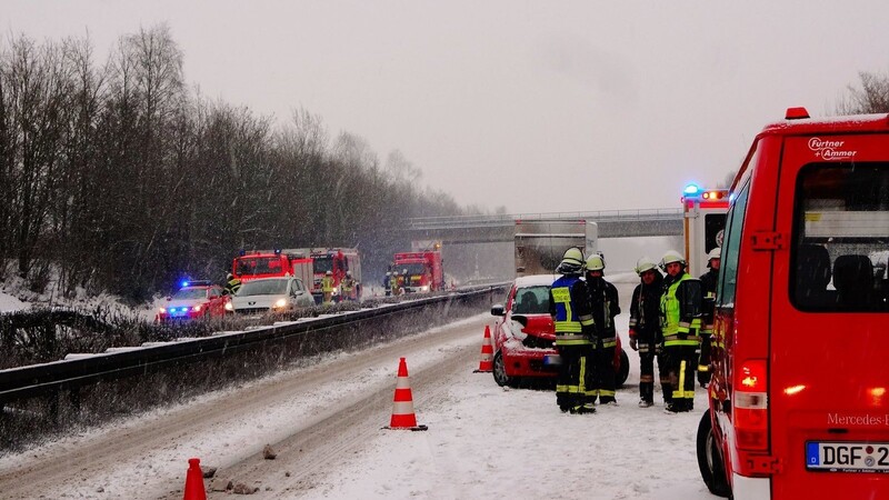 Die Freiwillige Feuerwehr Pilsting wurde um zirka 8.30 Uhr alarmiert, dass sich ein PKW-Unfall zwischen Pilsting und Landau ereignet hat.