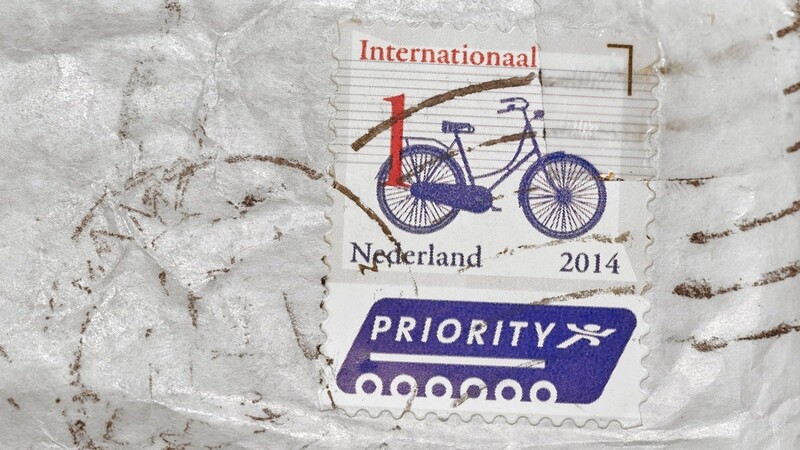 Niederländische Priority-Briefmarke auf einem Brief. Damit soll eine Zustellung fast auf die Stunde genau gewährleistet sein. Auch in Deutschland gibt es bereits den sogenannten PRIO-Service