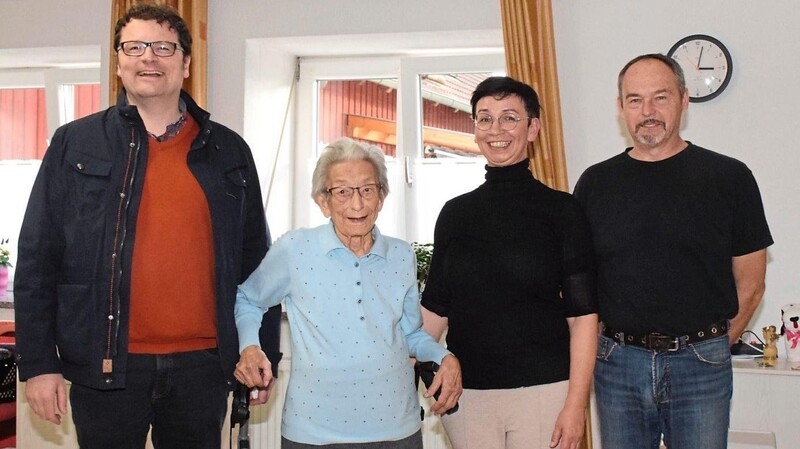 Bürgermeister Dr. Stefan Spindler (links) gratulierte Gertrud Bucek in Pillmersried zum 95. Geburtstag. Sie lebt bei der Familie ihrer Tochter.