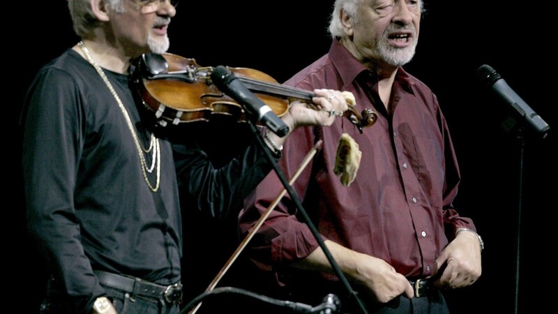 Ingo Insterburg (links) war der Kopf von Insterburg & Co. - zu dem Quartett gehörte auch der Komiker Karl Dall. Das Bild zeigt die beiden bei einem Auftritt 2005 im Kölner Musical Dome.