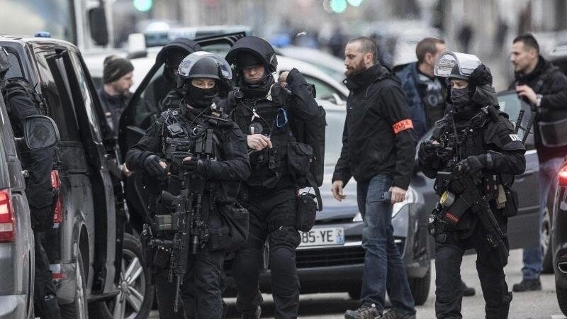 Französische Polizisten bei einen Einsatz in einem Stadtteil von Straßburg.