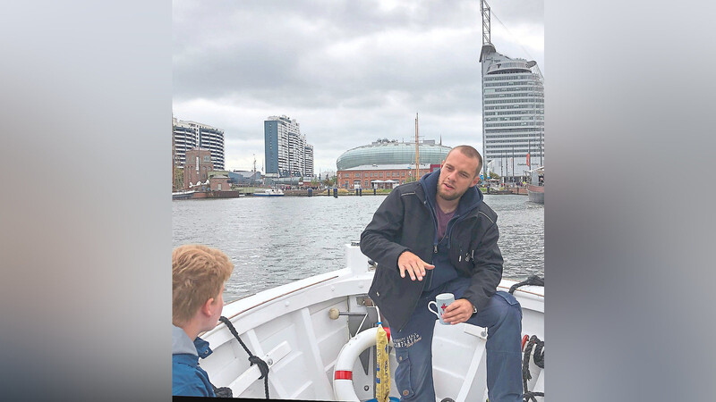 Adrian Welscher erzählt auf dem Börteboot spannende Geschichten über die größte Stadt an der Nordseeküste.