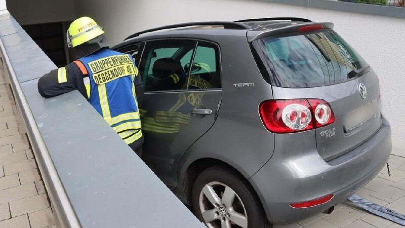 In Deggendorf hat sich ein Auto am Mittwoch selbstständig gemacht und eine Frau verletzt.