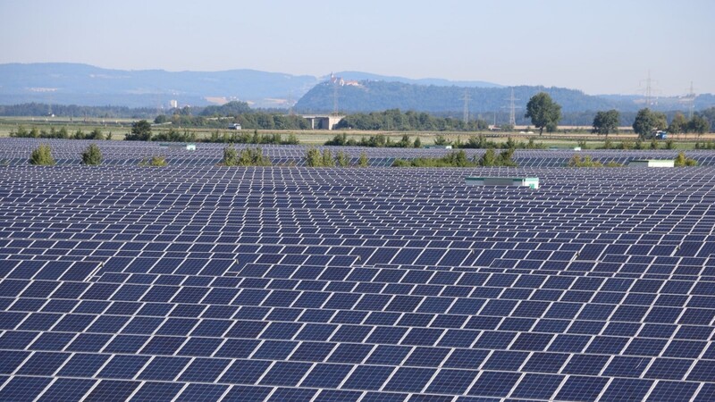 Photovoltaikanlagen, wie hier bei Straßkirchen, speisen den aus Sonnenenergie gewonnen Strom in das örtliche Netz ein. Das bedeutet aber nicht, dass dieser Strom auch vor Ort verbraucht wird. Er landet in einem Gesamterzeugungspool.