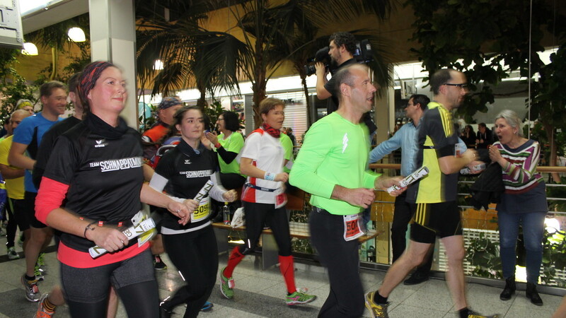 Auf den Korridoren im Dez wurden die Läufer immer wieder kräftig angefeuert. (Foto: us)