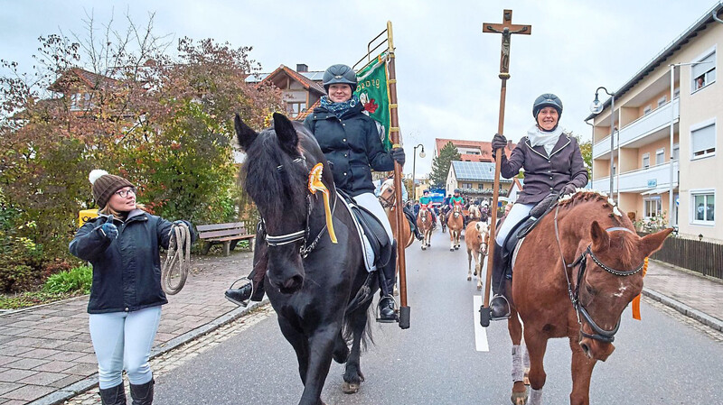 Zu Ehren des Heiligen Leonhard ziehen am kommenden Sonntag beim Leonhardiritt zahlreiche Pferde und Kutschen durch Bad Gögging.