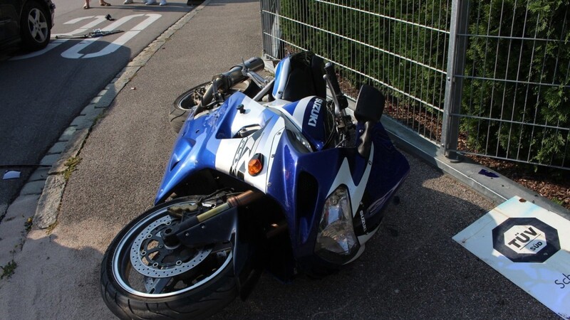Der Motorradfahrer wurde bei dem Unfall verletzt und vom Rettungsdienst ins Krankenhaus gebracht.