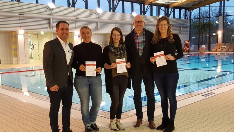 Ergoldings Bürgermeister Andreas Strauß (2. v.r.) und Ergomar-Betriebsleiter Christian Wuschek (l.) sind stolz auf das Rettungsschwimmer-Abzeichen der Erzieherinnen (v.l.) Ulrike Behr, Lena Zehentbauer und Judith Richling vom Kinderhaus am Bründl.