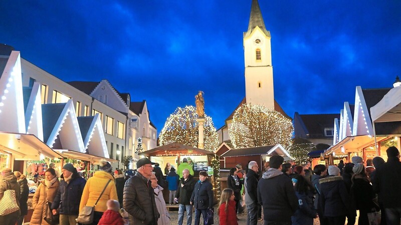 Am Platz vor St. Veit findet die nächsten vier Wochenenden wieder der Christkindlmarkt statt.