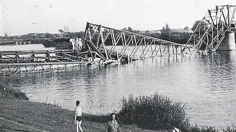Die gesprengte Eisenbahnbrücke. Die Amerikaner sollten damit am Überqueren der Donau gehindert werden.