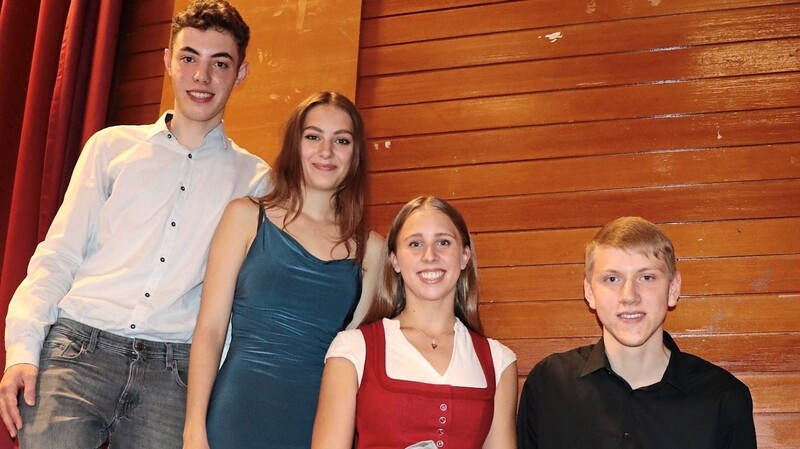 Mit Bravour das Abitur gemeistert haben die vier Besten (v. l.) Leonard Göbl (1,1), Alina Schmidt (1,3), Felicitas Ambros (1,0) und Benedikt Prexl (1,3).