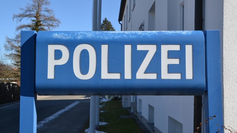 Zwei Männer waren vor einer Weile in Vilsbiburg, um ein im Internet gekauftes Auto abzuholen. Doch im dortigen Autohaus wusste man nichts von einem Auto - und verwies die beiden an die Polizei. (Symbolbild)