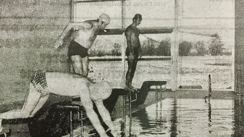 Bürgermeister Dimpfl (Mitte) und Sportreferent Kögler (vorne) springen als die Ersten ins neue Hallenbad.