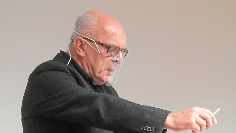 Theaterregisseur und Schauspieler Peter Glotz beim Spielen einer Szene aus dem Schauspiel "Fegefeuer in Ingolstadt".