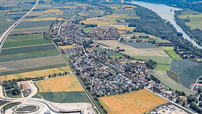 Das Luftbild aus dem Jahr 2019 zeigt die Ortsteile Ohu-Ahrain. Die Erdkabelleitung würde vom Kernkraftwerk zwischen Siedlung und Isar bis zum Umspannwerk nach Altheim führen. Alternativ wären laut Tennet nur zwei parallele Freileitungen entlang der A 92.