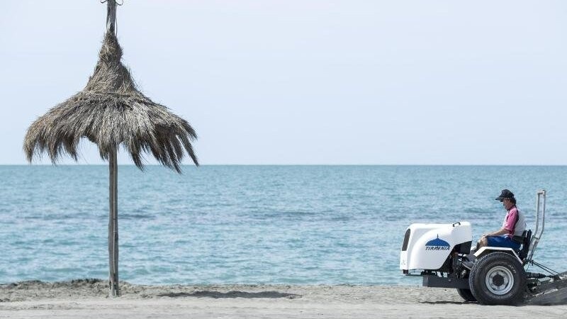 Ein Strand in Italien wird auf die Wiederöffnung im Sommer vorbereitet.