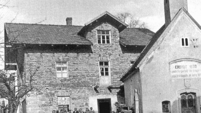 Im Arnbrucker Heimatbuch von Horst Keitel und Sven Bauer findet sich diese Aufnahme um 1934, nachdem der damalige "Zellertalkönig" Franz Fischer die Vitus zur Kriegergedächtniskapelle umgewidmet und restauriert hatte.