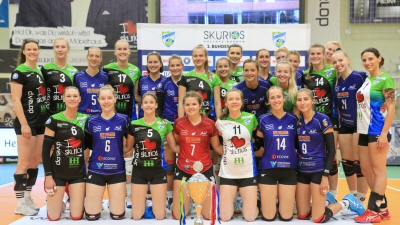 Gewinner und Verlierer des erstmals ausgetragenen "Nord-Süd-Cups": Skurios Volleys Borken und der TV Dingolfing (in blau).