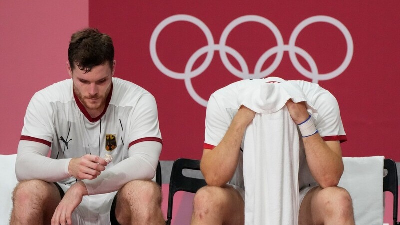 Frust pur: Die Handballer Johannes Golla (l.) und Paul Drux verzweifeln nach dem Aus im Viertelfinale gegen Ägypten und stehen symbolisch für die Misere der Ballsport-Teams bei Olympia.