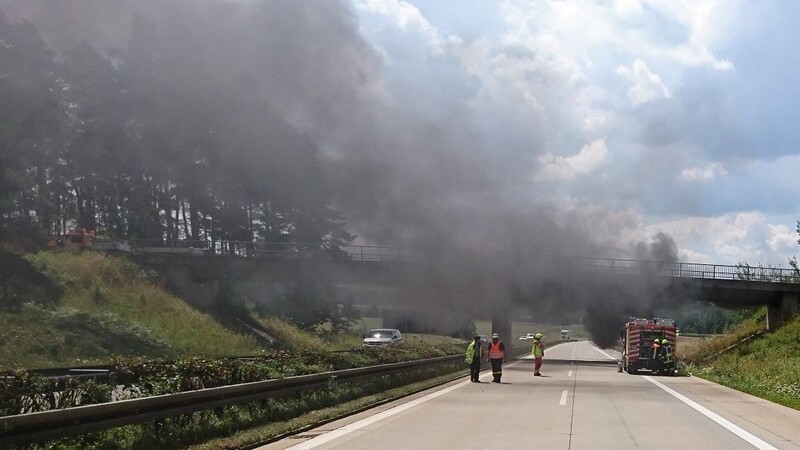 Am Mittwochmittag ging ein Mercedes auf der A93 bei Hausen im Landkreis Kelheim in Rauch auf.
