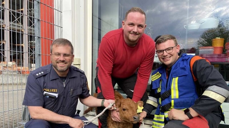 Polizeihauptkommissar Bernd Dürschinger mit dem freiwilligen Helfer Dominik Strobel und Marco Hierl von der Feuerwehr Regenstauf, sowie klein Hubert, der durchaus zufrieden mit seiner Aktion wirkt.